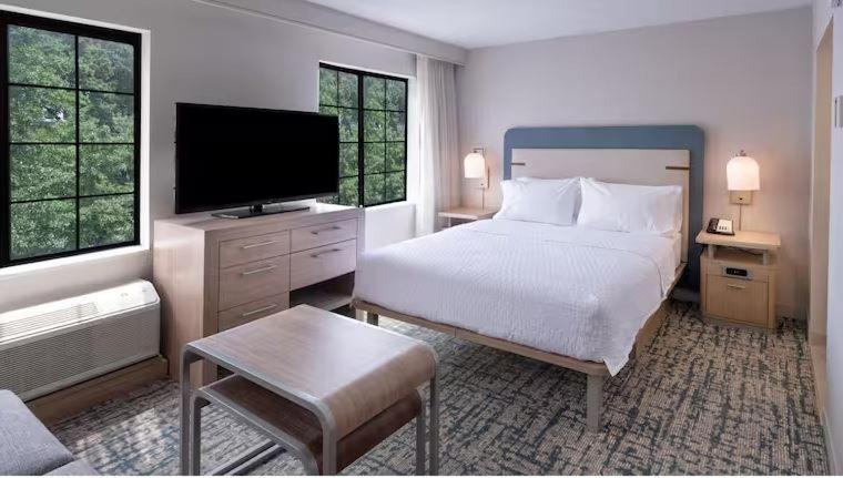 TV a/nebo společenská místnost v ubytování Homewood Suites By Hilton Goldsboro