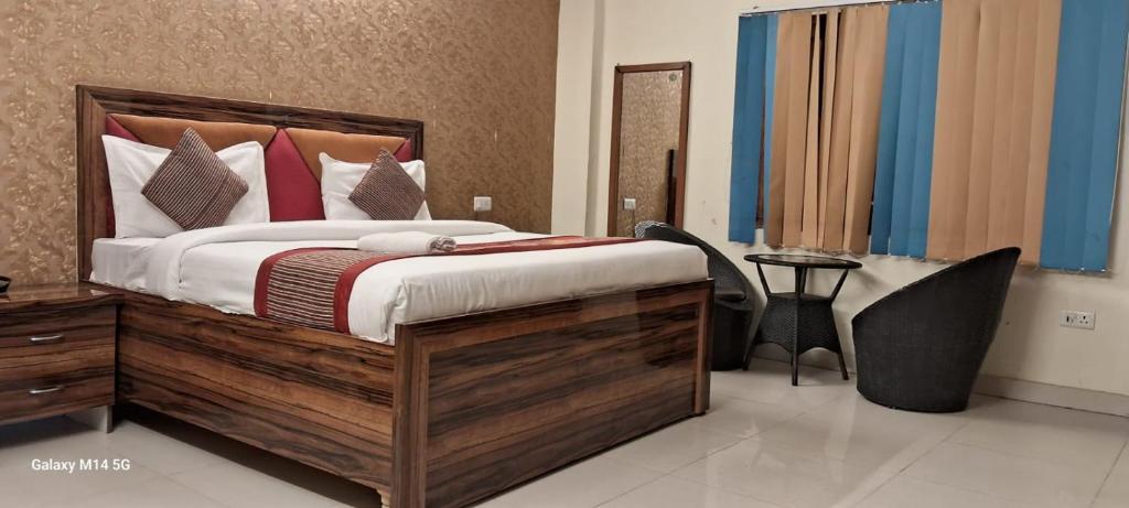 een slaapkamer met een bed en een tafel in een kamer bij Angel Pink Residency B58 in Ghaziabad