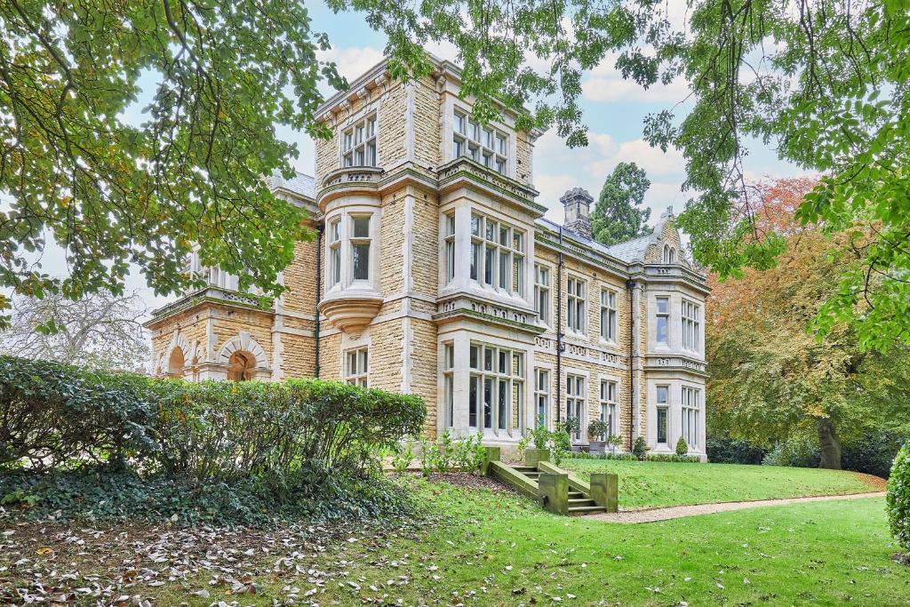 una gran mansión de piedra con un patio de césped en Finest Retreats - Highfield House, en Ripon