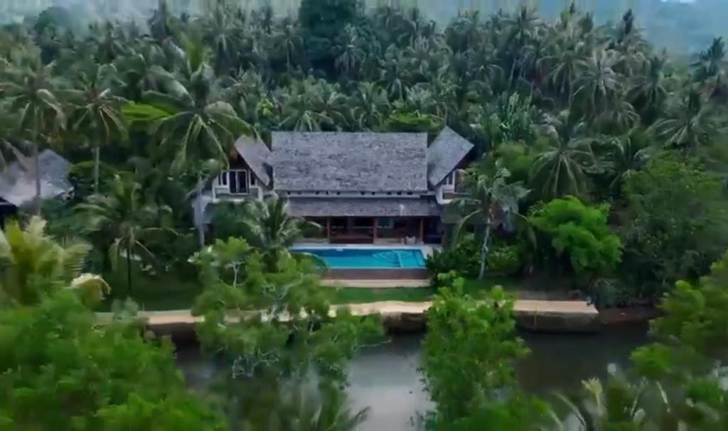 Bazén v ubytování Nanai Resort Salakphet nebo v jeho okolí