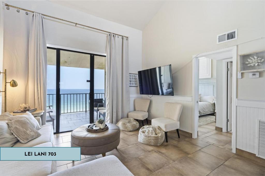 een woonkamer met uitzicht op de oceaan bij Outdoor Pool Gulf Front Condo Lei Lani 703 in Orange Beach