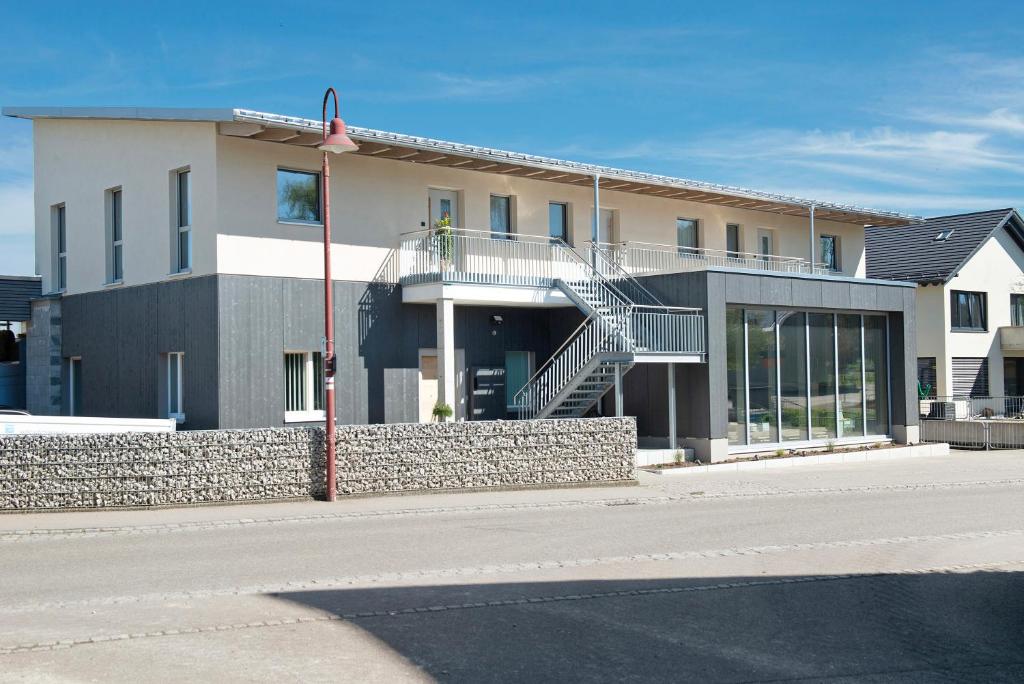 un edificio al lado de una calle en Ferienwohnungen Walz, en Pfullendorf