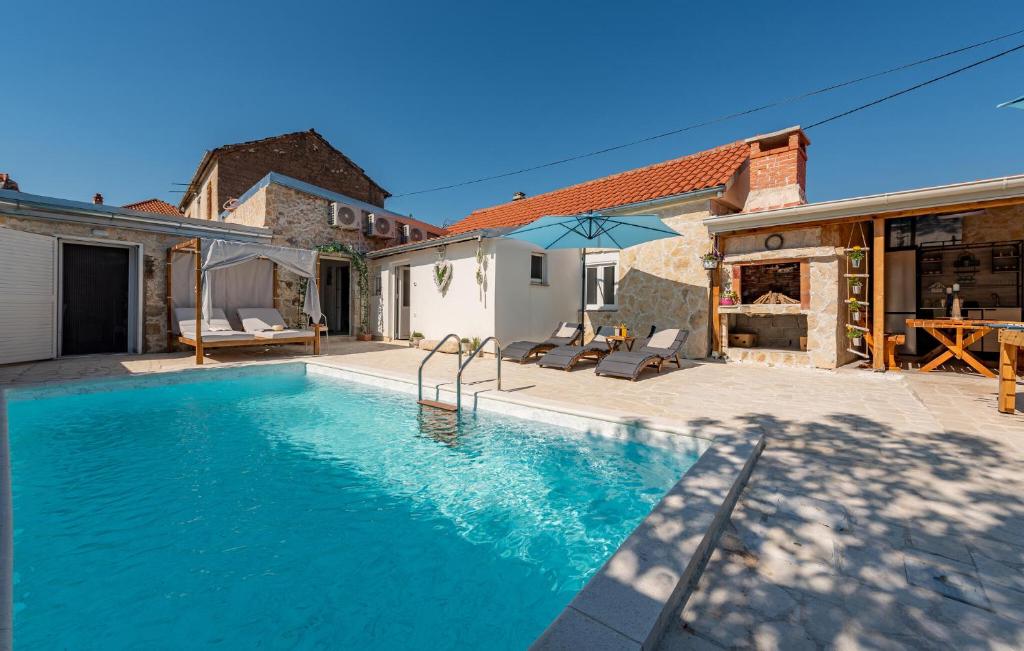 een zwembad in de achtertuin van een huis bij Nice Home In Zemunik Donji With Kitchen in Smrdelje