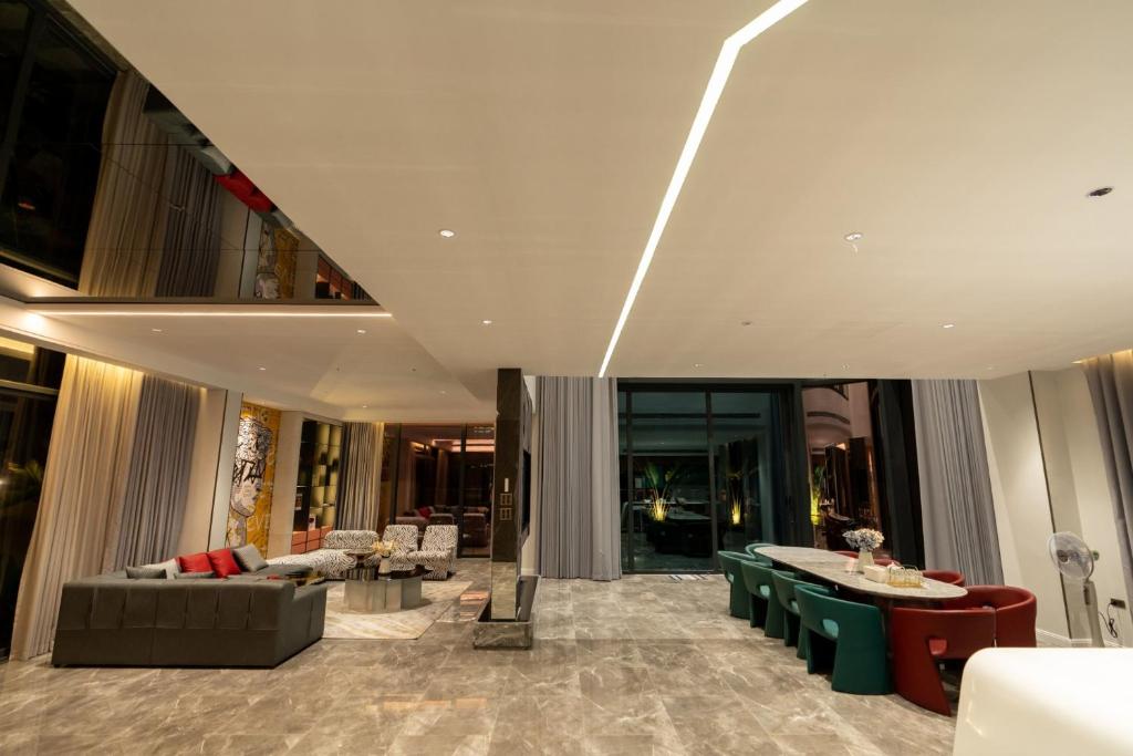 Χώρος καθιστικού στο LUXURY VILLA WITH 6 BEDROOMs