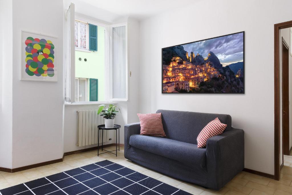 a living room with a couch and a painting on the wall at Casa Dolce Casa - Centro Storico in Como