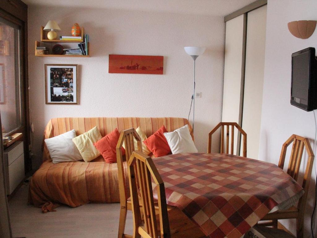 un salon avec un canapé et une table dans l'établissement Charmant 3 pièces à Châtel avec balcon, proche pistes et navettes, pour 6 personnes - FR-1-676-62, à Châtel