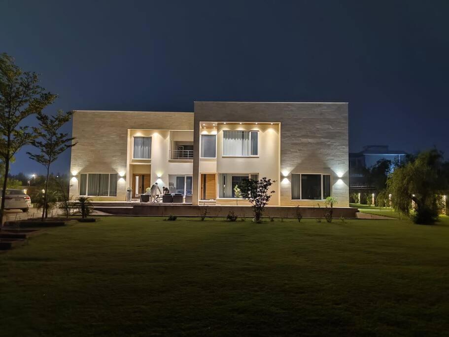 una casa grande con luces en la parte delantera en Modern design luxury large house in Islamabad, en Islamabad