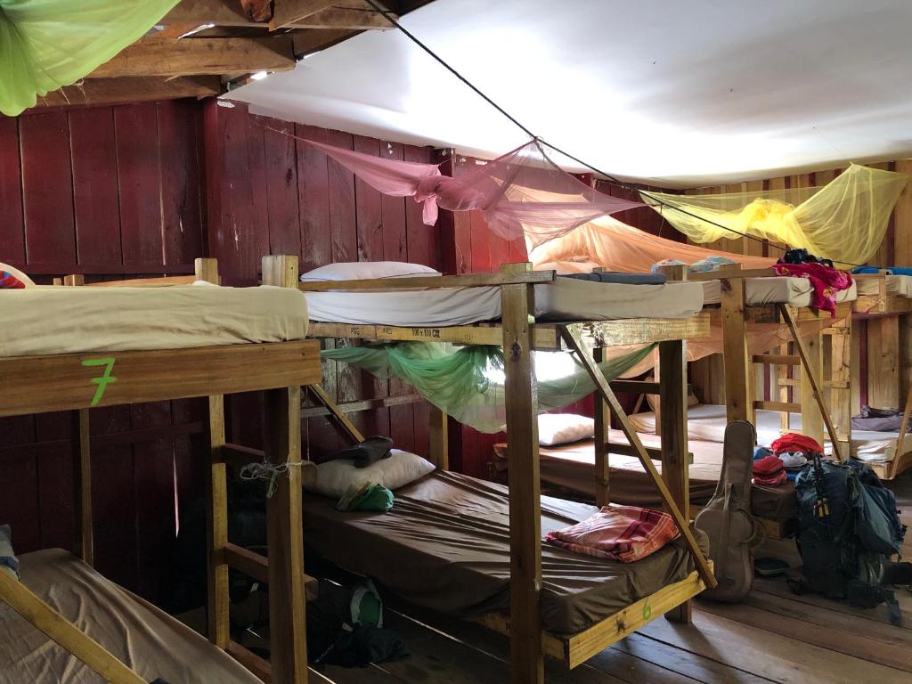 Ein Etagenbett oder Etagenbetten in einem Zimmer der Unterkunft The Last Point Koh Takiev