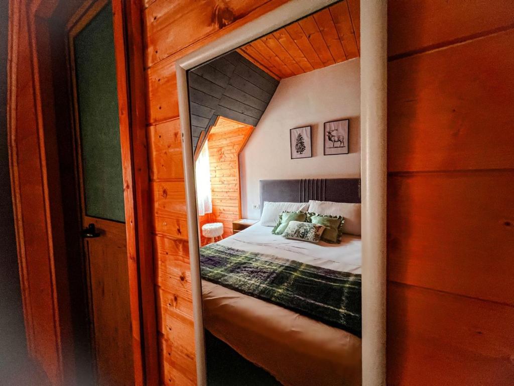 um quarto com uma cama num pequeno quarto em Logu i Harushave em Theth