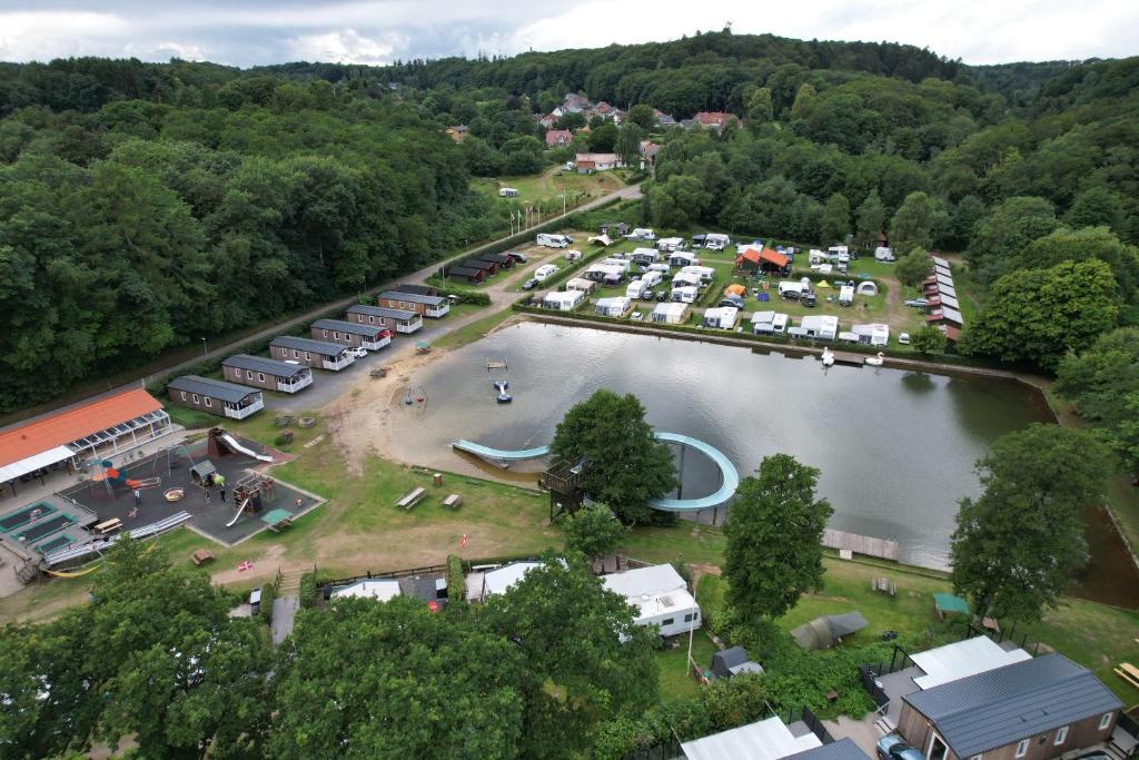 una vista aérea de un aparcamiento junto a un lago en Randbøldal Camping &amp; Cabins, en Randbøl