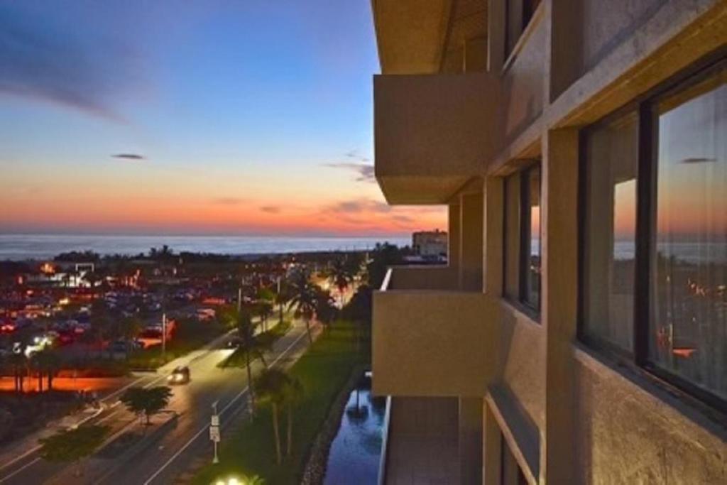 - Vistas a la ciudad al atardecer desde un edificio en Our House at the Beach 604E, en Siesta Key