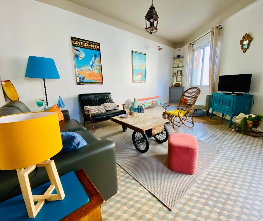 a living room with a couch and a table at Les 3 Graces, Cayeux-sur-mer, agréable maison in Cayeux-sur-Mer