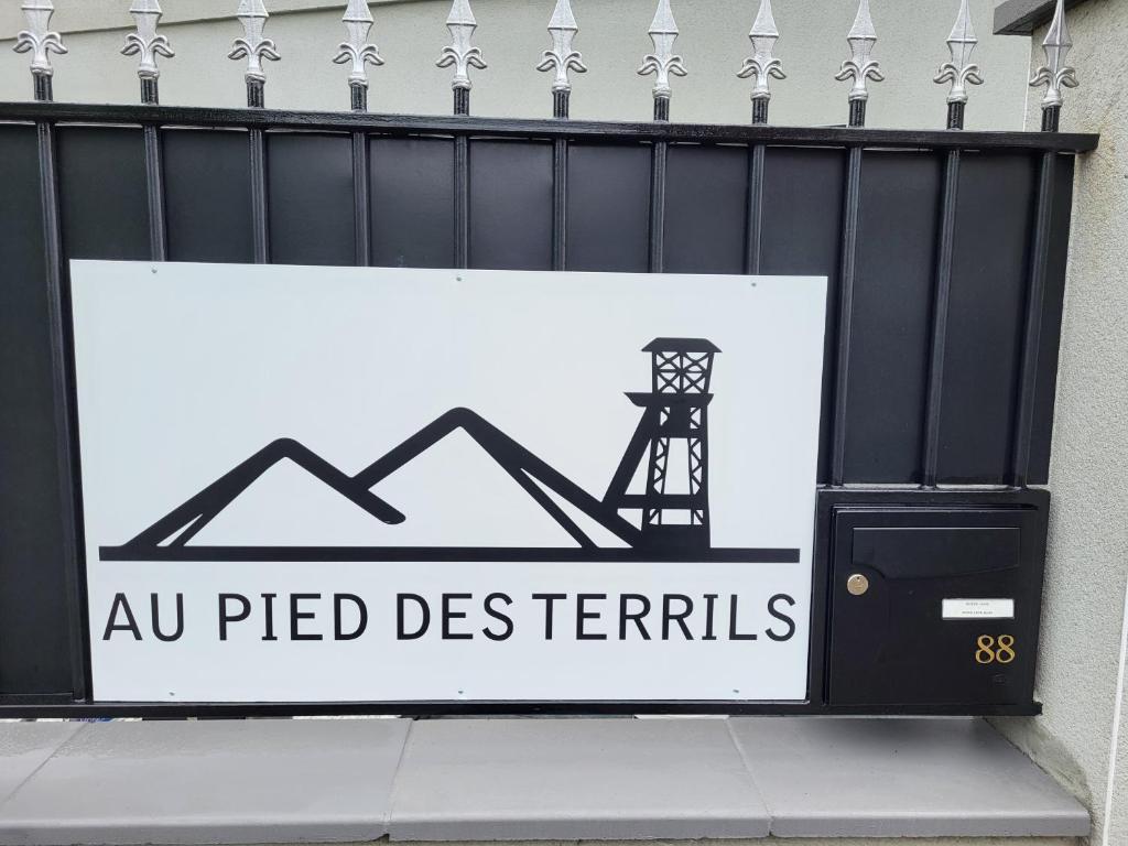 una señal en una valla con un descriptor de plataforma petrolífera en Au pied des terrils, en Loos-en-Gohelle
