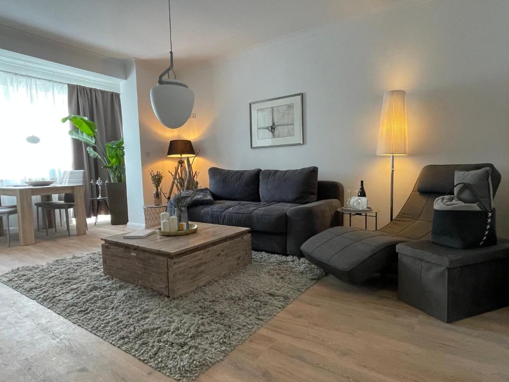 ein Wohnzimmer mit einem Sofa und einem Couchtisch in der Unterkunft PauliDrei in Leipzig