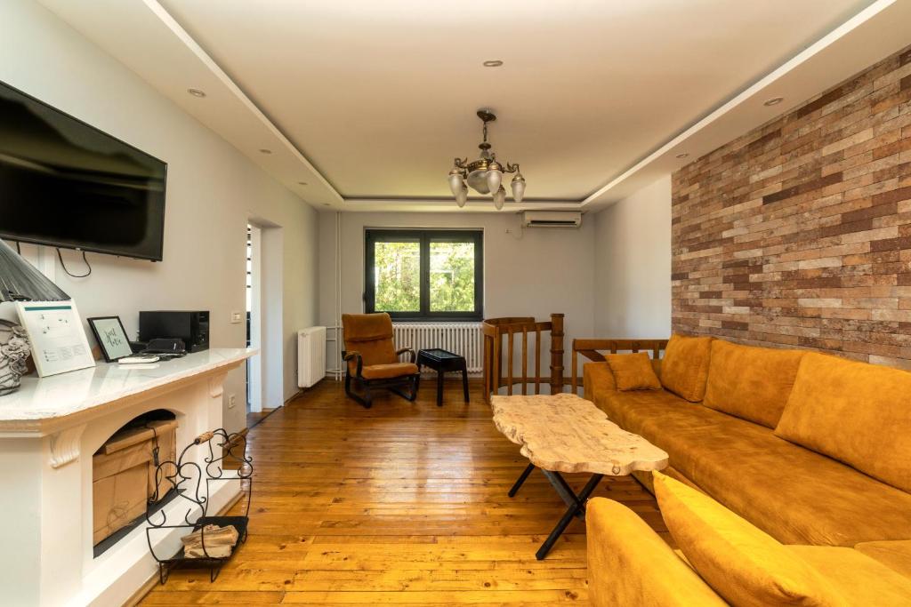 TV a/nebo společenská místnost v ubytování Villa Sunshine
