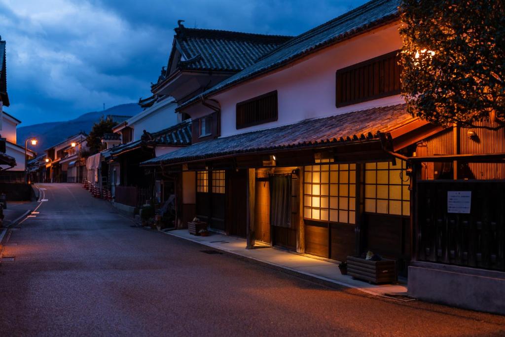 una calle vacía en un pueblo asiático por la noche en PAYSAGE MORIGUCHI en Mima