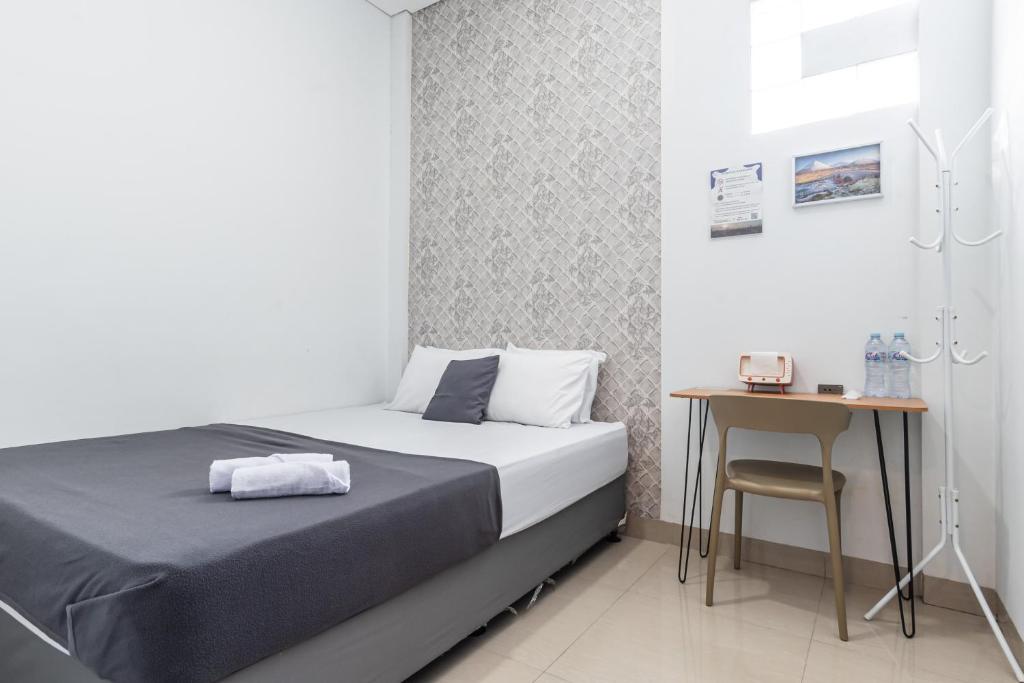 Postel nebo postele na pokoji v ubytování Monggo Mampir Tanjung Duren By Reccoma