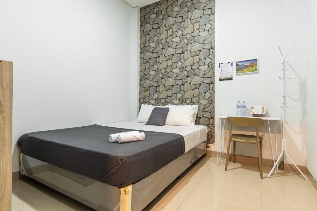 Postel nebo postele na pokoji v ubytování Monggo Mampir Tanjung Duren By Reccoma