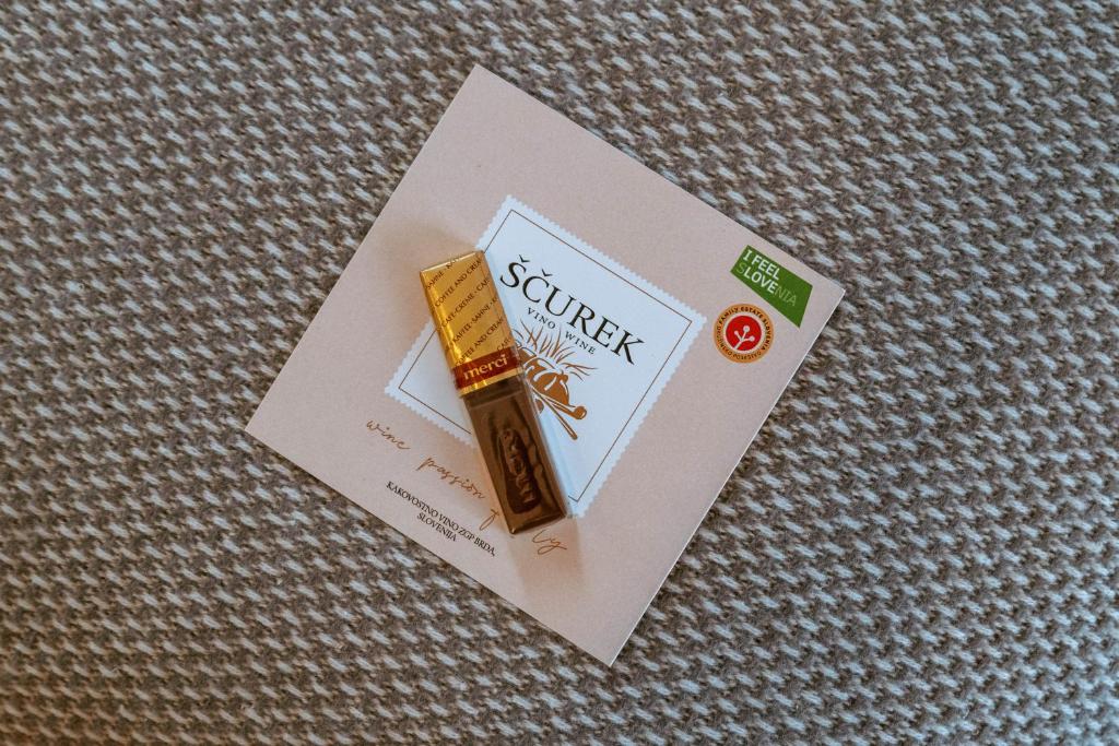Certifikát, hodnocení, plakát nebo jiný dokument vystavený v ubytování Posestvo Ščurek wine