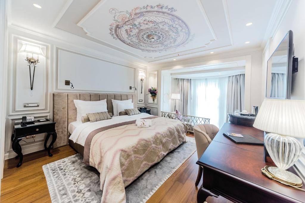 イスタンブールにあるアーケード ホテル イスタンブールのベッドルーム1室(ベッド1台、テーブル、デスク付)