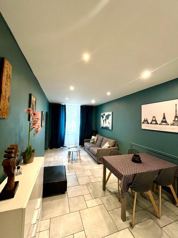 un salon avec une table et un canapé dans l'établissement appartement Breil sur Roya centre, à Breil-sur-Roya