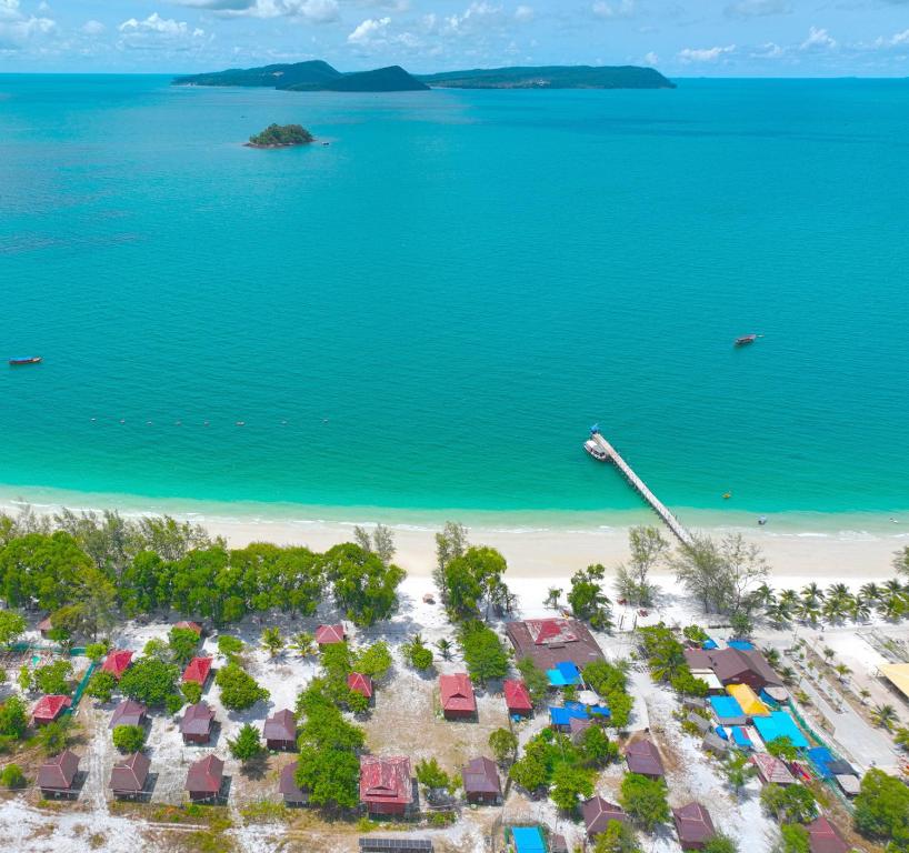 una vista aérea de la playa en un complejo en Pura Vita Resort, en Koh Rong