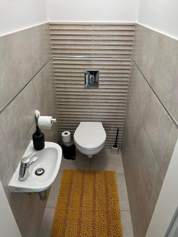 A bathroom at ADA Apartman Sopron