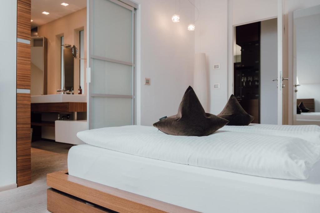 A bed or beds in a room at Residence Hotel Alpinum