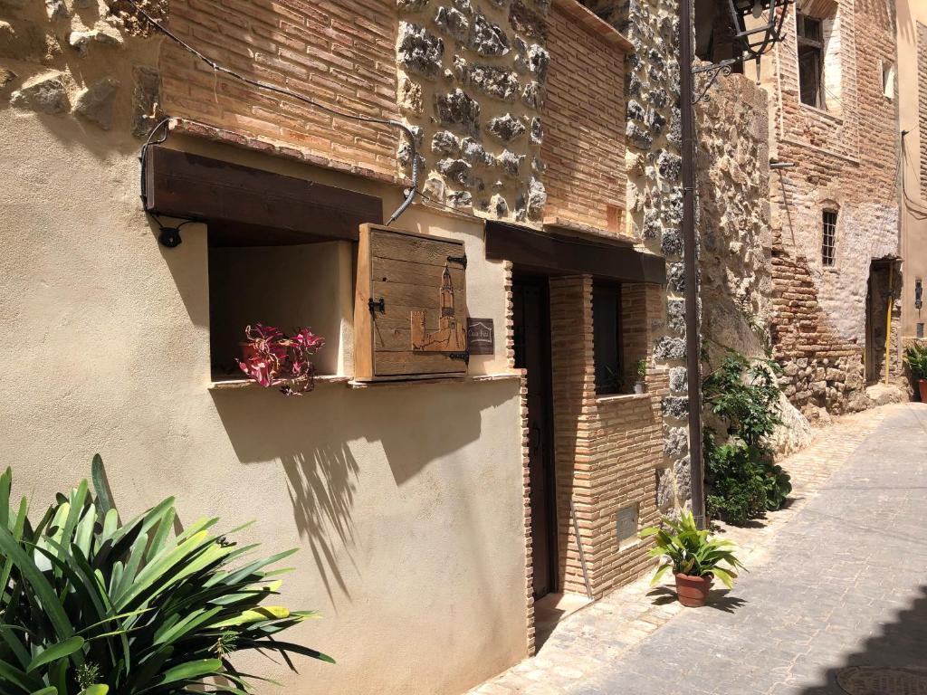 een doos aan de zijkant van een gebouw met bloemen erin bij Casa Puri in Jérica