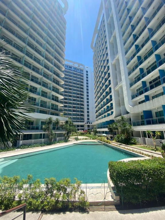 Бассейн в The Bahamas & Maldives Suites at Azure Residences near Manila Airport или поблизости