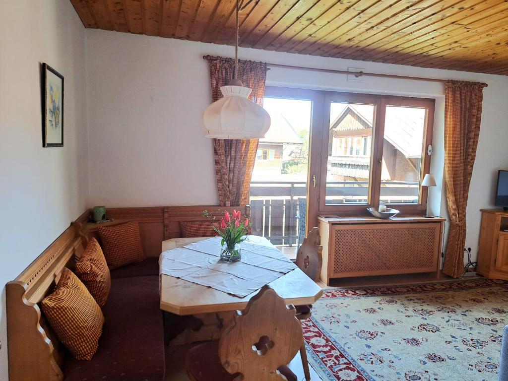 ein Wohnzimmer mit einem Tisch und einem Sofa in der Unterkunft Ferienwohnung Liedloff in Bad Hindelang