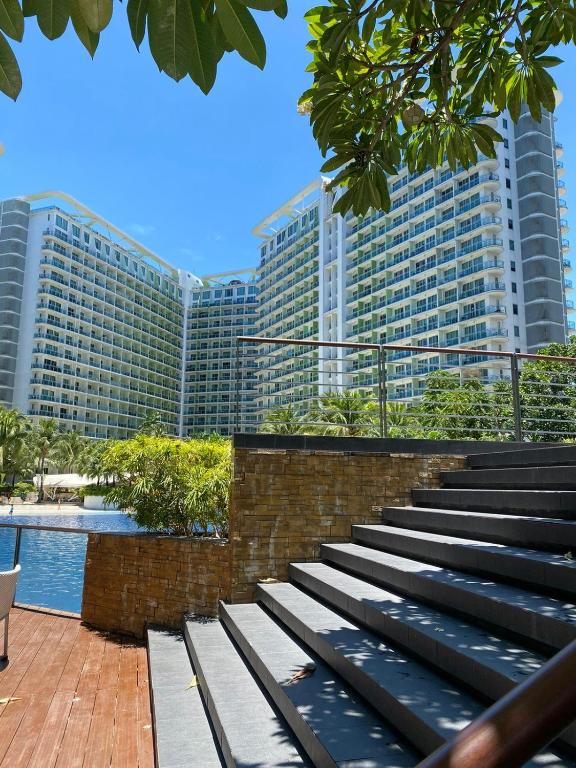 Бассейн в The Bahamas & Maldives Suites at Azure Residences near Manila Airport или поблизости