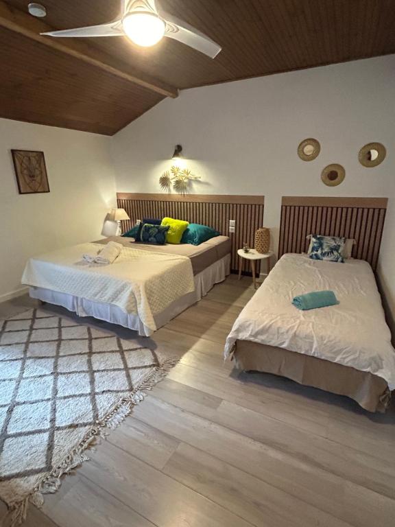 - une chambre avec 2 lits dans l'établissement Gîte Chez Pierrot, à Vivario