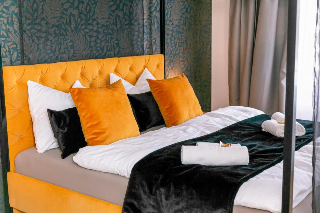 - un lit avec une tête de lit orange et des oreillers dans l'établissement CABANA City-Center - Küche - Netflix - Parkplatz, à Oldenbourg