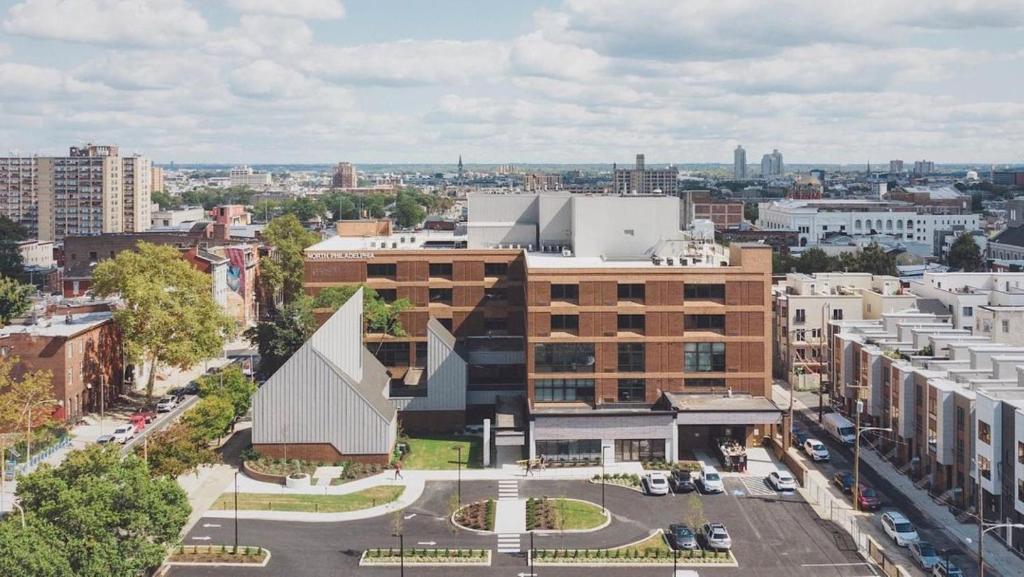 een luchtzicht op een stad met een gebouw bij The Civic in Fairmount With Free Parking, Gym, Game Room in Philadelphia
