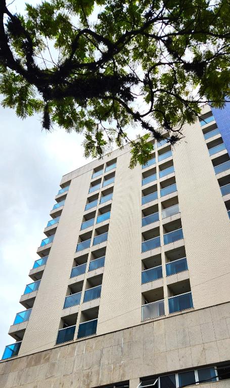 un edificio alto con muchas ventanas. en Nobile Hotel Juiz de Fora, en Juiz de Fora