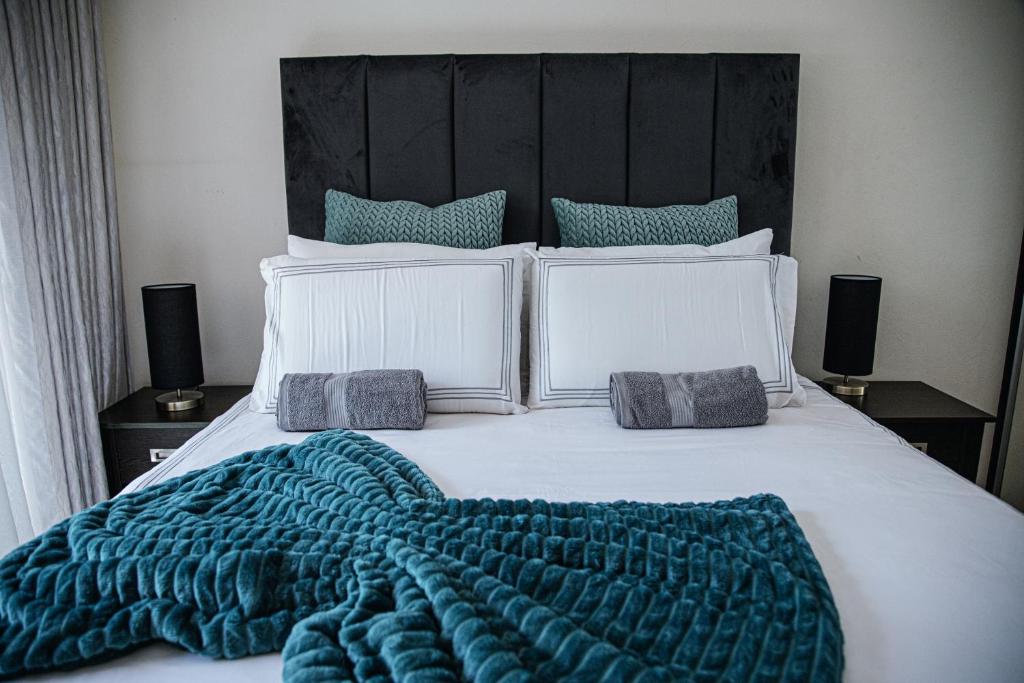 Un pat sau paturi într-o cameră la 2 bedroom apartment Jackal creek golf estate