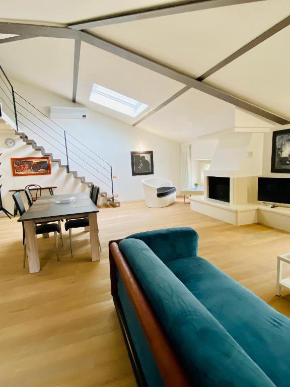 a living room with a blue couch and a table at Da Mario Superior Apartment in Malcesine