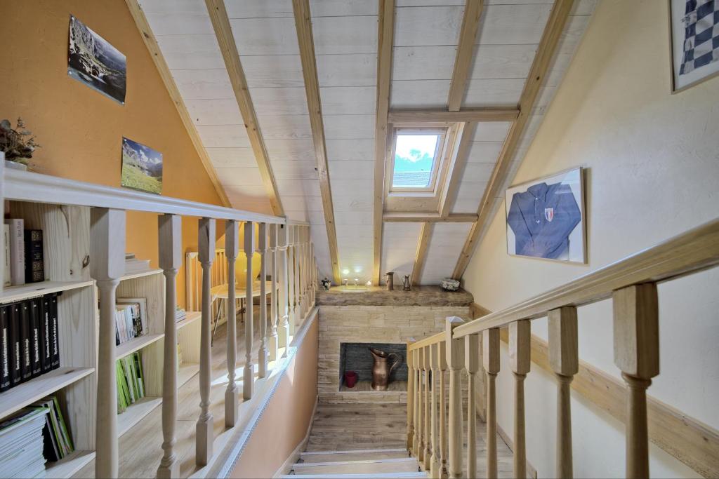 un couloir avec des escaliers et une cheminée dans une maison dans l'établissement Maison de montagne, à Adervielle