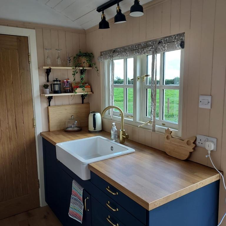 Kuchyň nebo kuchyňský kout v ubytování Abbeyview House B&B and Glamping