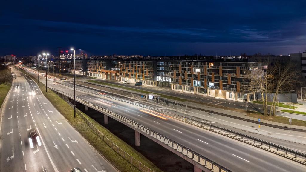 Nespecifikovaný výhled na destinaci Varšava nebo výhled na město při pohledu z aparthotelu