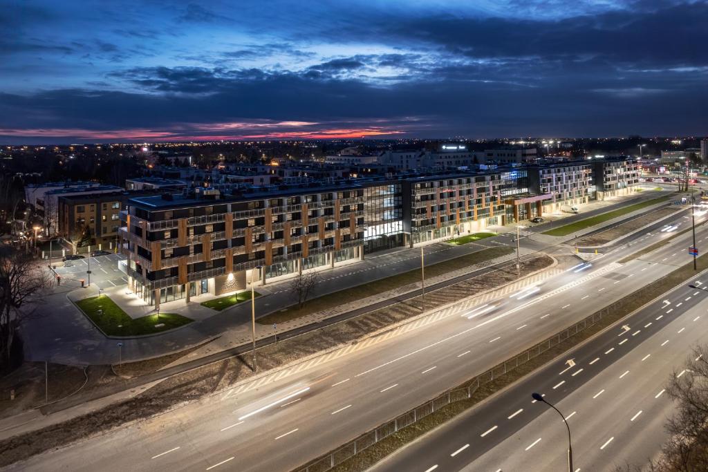 Nespecifikovaný výhled na destinaci Varšava nebo výhled na město při pohledu z aparthotelu