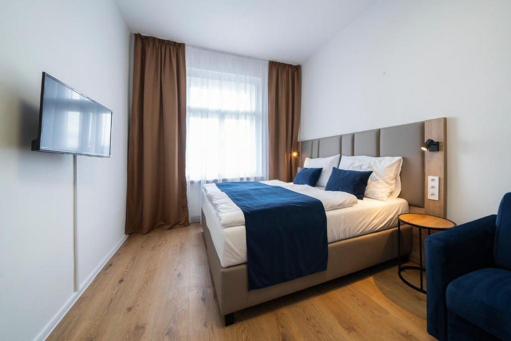 Habitación de hotel con cama y TV en Hotel LEON en Praga