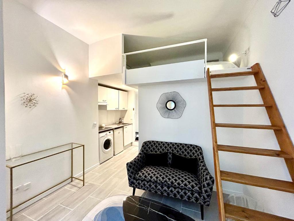 - un salon avec une chaise et une échelle dans l'établissement City Center Studio, à Nice