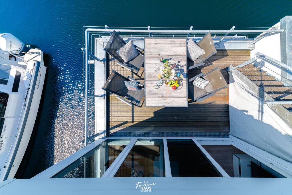 Schwimmendes Haus Natea في أوبلينتيز: إطلالة علوية على شرفة على سفينة سياحية