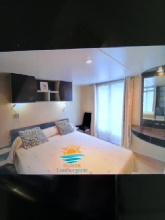a bedroom with a bed in a room with a window at Mobil-home issis tout confort in Hyères