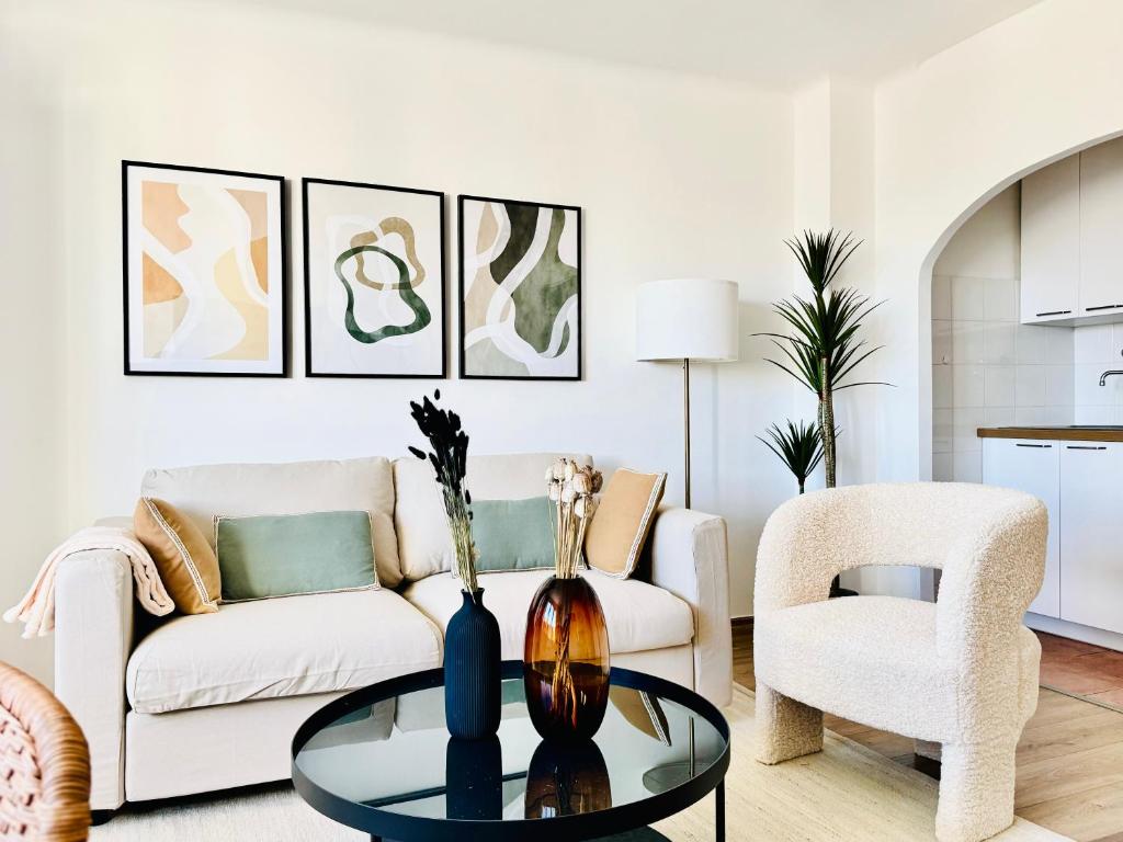 un salon avec un canapé et une table dans l'établissement Le Bobillot - Studio Cozy à Cannes, à Cannes