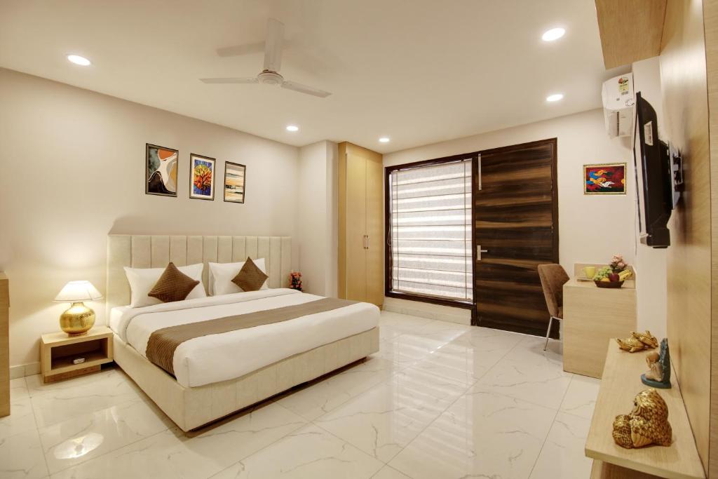Un dormitorio con una cama grande y una ventana en Limewood Stay - Corporate Huda City Centre, en Gurgaon