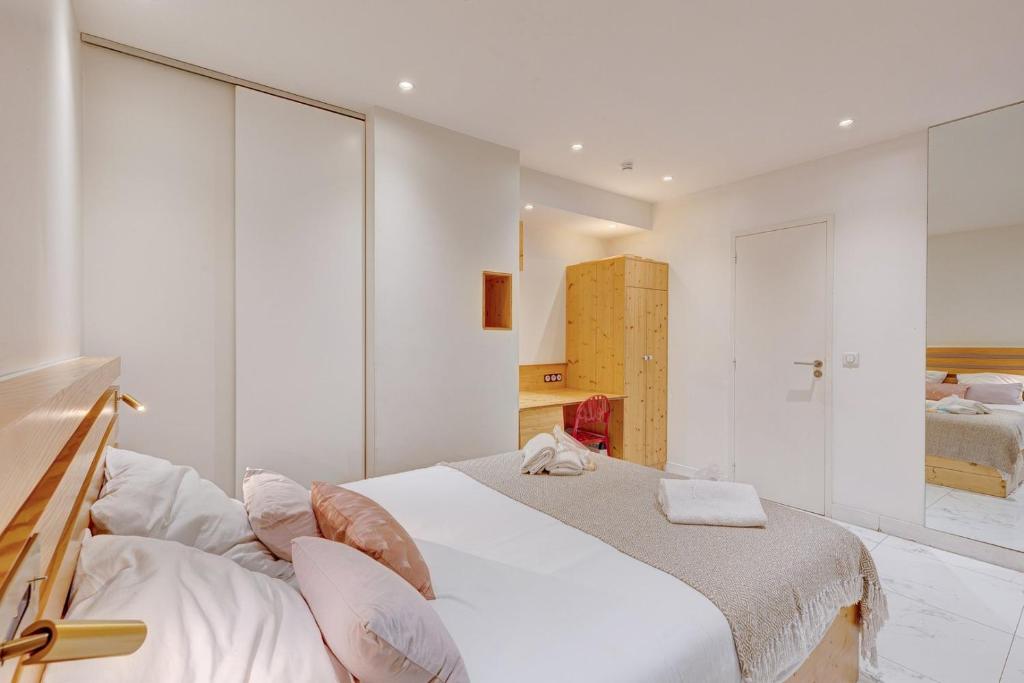 Łóżko lub łóżka w pokoju w obiekcie 296 Suite Ponceau - Superb apartment in Paris