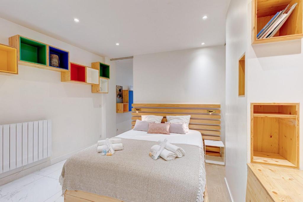 Łóżko lub łóżka w pokoju w obiekcie 296 Suite Ponceau - Superb apartment in Paris